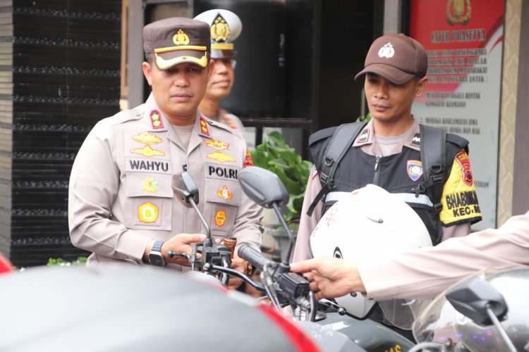 Kapolres Pekalongan Cek Kelengkapan Personil Bhabinkamtibmas