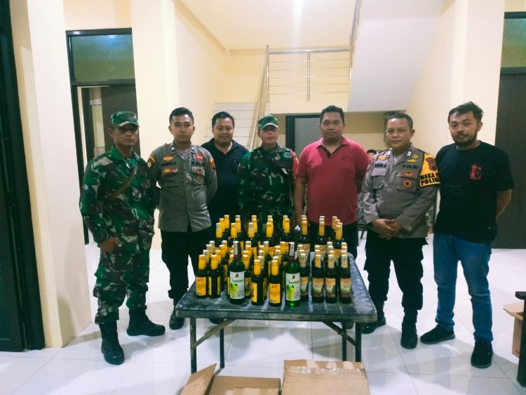 TNI-Polri Amankan Puluhan Botol Miras dari Beberapa Warung