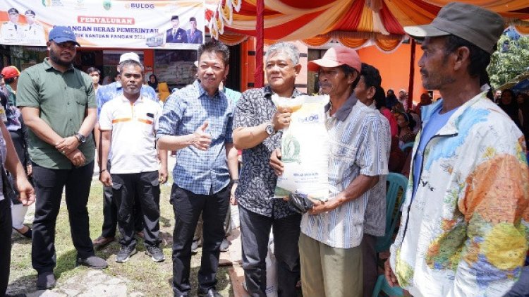 Bupati Rohil Afrizal Sintong Resmi Menyalurkan Cadangan Beras Pemerintah Tahun 2023