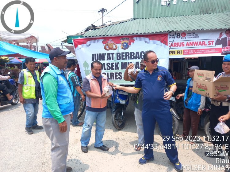 Jumat Berbagai, Kapolsek Minas Bagikan Puluhan Nasi Bungkus Kepada Masyarakat di Minas Jaya 
