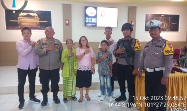 Kali Ini Personil Polsek Minas - Polres Siak Sambangi Jemaat Gereja GBI ICC Rayon XI Minas & Berikan Bantuan Sembako 
