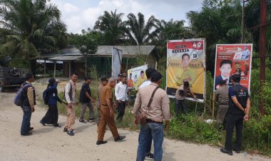 Personil Polsek Sei Mandau Lakukan Pengamanan Penertiban Alat Peraga Sosialisasi (APS) yang dilaksanakan Oleh Panwascam Sungai Mandau