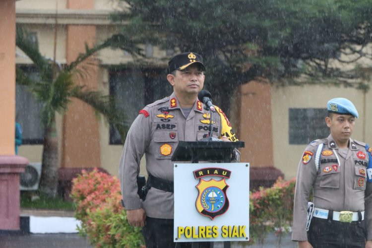 Dalam Guyuran Hujan Kapolres Siak AKBP Asep Sujarwadi Pimpin Apel Gelar Pasukan Dalam Rangka Kesiapsiagaan Pengamanan Tahap Kampanye Pemilu 2024