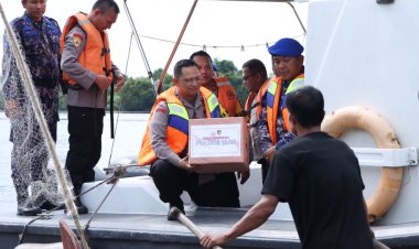 Tingkatkan Kamtibmas Dalam Rangka Cooling System Menjelang Pemilu 2024, Kapolres Siak AKBP Asep Sujarwadi Lakukan Patrori Perairan Sambang Nelayan Berikan Bantuan