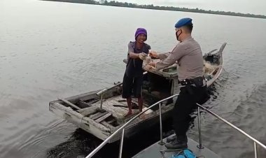 Tembus Hujan dan Angin Kencang, Satpolair Polres Siak Sampaikan Pesan Pemilu Damai Hingga Perbatasan
