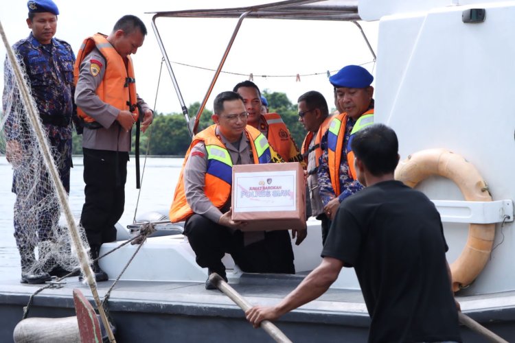 Tingkatkan Kamtibmas Dalam Rangka Cooling System Menjelang Pemilu 2024, Kapolres Siak AKBP Asep Sujarwadi Lakukan Patrori Perairan Sambang Nelayan Berikan Bantuan