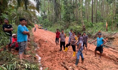 Kapolsek Pinggir Berserta Anggota Berjibaku Dengan Lumpur Dalam Rangka Cooling System dan Pemahaman Pemilu Damai 2024
