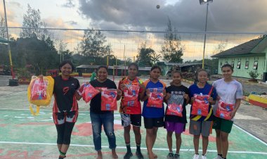 Dansatgas Yonkav 6/Naga Karimata Memberikan Dukungan kepada Komunitas Voli Masyarakat dengan Memberikan Seragam Voli
