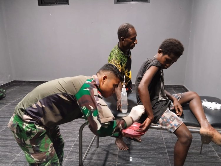 "Personil Kesehatan Satgas Yonif 122/TS Cepat Tanggap Bantu Warga Terluka"