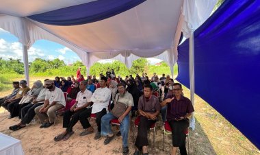 "Anggota DPRD Roem Diani Dewi Menyebarkan Informasi Peraturan Daerah di Jalan Tanjung Datuk"