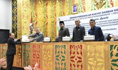 "Tiap Fraksi DPRD Pekanbaru Menyampaikan Pandangan Umumnya"