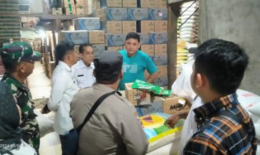 Asisten II Bidang Ekonomi Bersama Disperindagsar Rohil Pantau Harga Sembako di Pasar Datuk Rubiah