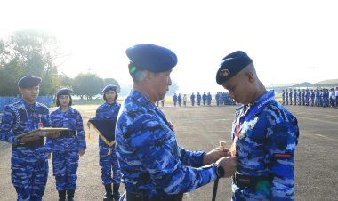 Penghargaan dari Danlanud Sultan Hasanuddin untuk Prajurit Berprestasi dalam Ajang Tinju Sulsel