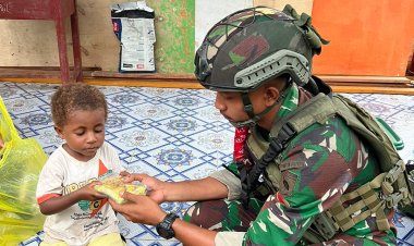 Satgas Yonif 762/VYS Bagikan Makanan kepada Anak-Anak Kampung Metbesa