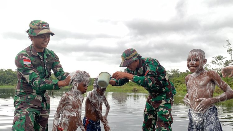 Satgas Yonif 125/SMB Edukasi Anak-Anak Papua tentang Pentingnya Kebersihan Sejak Dini