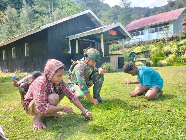 Satgas Yonif 323 Buaya Putih Ajak Masyarakat Bersihkan Rumah Ibadah di Beoga: Upaya Meningkatkan Kebersihan dan Kerjasama Komunitas