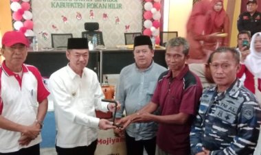 Bupati Rohil Afrizal Sintong Serahkan 20 Mesin Boat & Gear Box kepada Nelayan Sinaboi