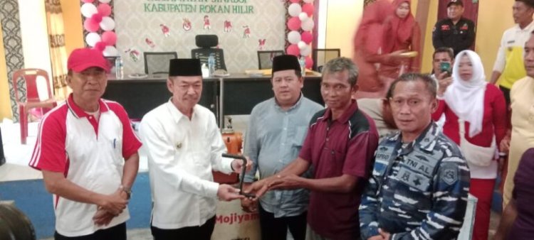 Bupati Rohil Afrizal Sintong Serahkan 20 Mesin Boat & Gear Box kepada Nelayan Sinaboi