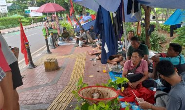 Masyarakat Petani Riau & Jambi Bertahan di Depan Kementerian Kehutanan: Seruan Keadilan atas Konflik Agraria