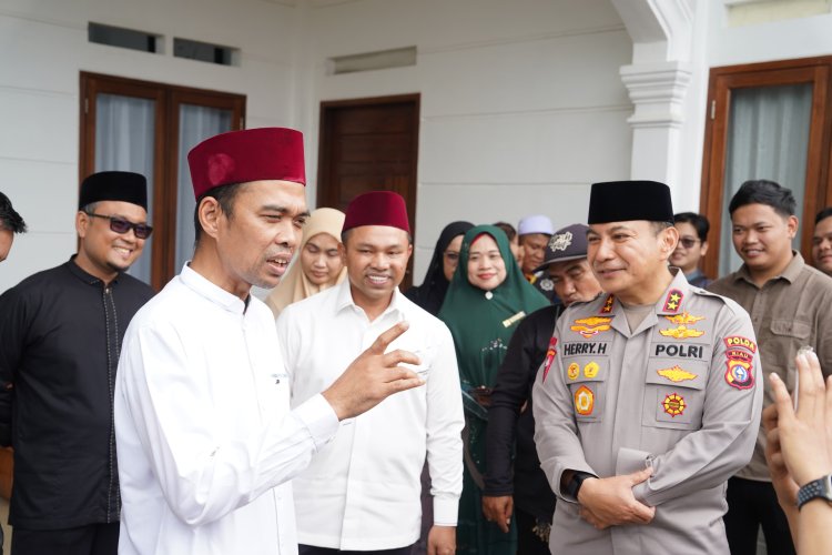 Kapolda Riau Saling Berbalas Pantun dengan Ustaz Abdul Somad