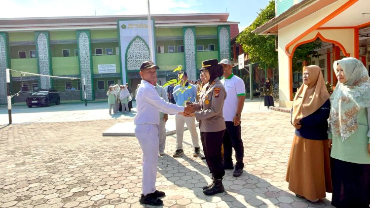 Tanam Bibit Pohon Matoa di Lingkungan Sekolah, Polsek Limapuluh Gelorakan Green Policing Polda Riau