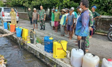 Babinsa dan Petani Bendosari Semprot Hama Padi