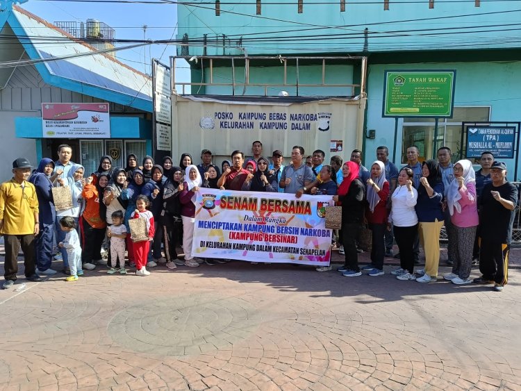 Gelar Senam Sehat Bersama Warga Kampung Dalam, Polsek Senapelan Wujudkan Kampung Bersinar