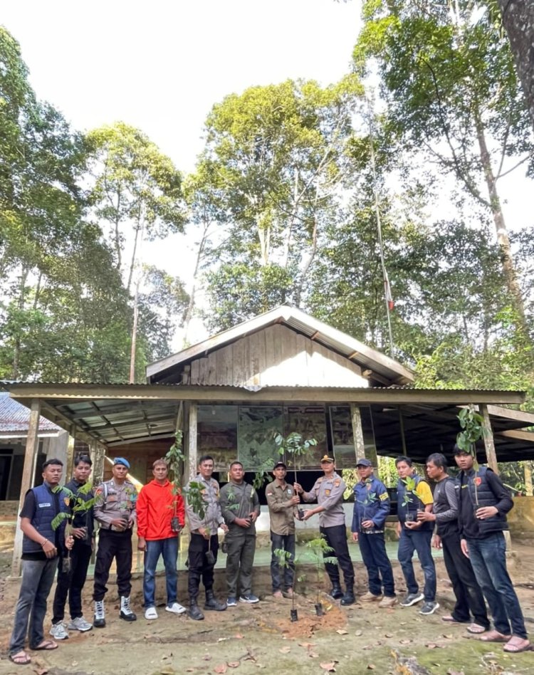 Lestarikan Lingkungan, Polres Kuantan Singingi dan WWF Tanam Bibit Pohon di Suaka Margasatwa Rimbang Baling
