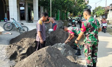 Babinsa Sragen Bantu Warga Perlebar Selokan Cegah Banjir