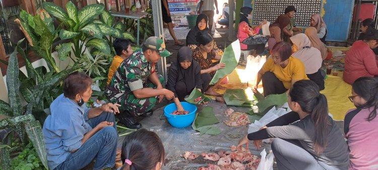 Babinsa Imbau Gunakan Daun Pisang Bungkus Daging Qurban
