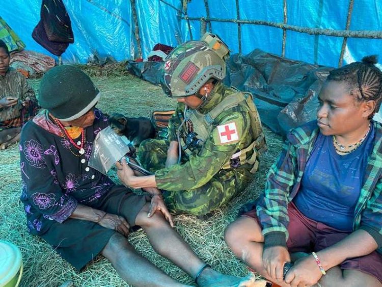Satgas TNI Rawat Pengungsi Eronggobak di Tengah Konflik