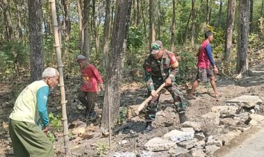 Babinsa Kemusu dan Warga Gotong Royong Perbaiki Jalan Desa