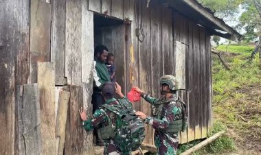 TNI Yonif 642/Kps Bagi Sembako di