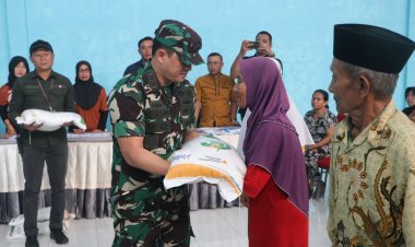 Dandim dan Bupati Tulungagung Salurkan 20 Kg Beras ke Warga Terdampak Inflasi