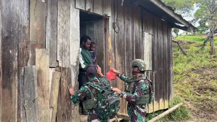 TNI Yonif 642/Kps Bagi Sembako di