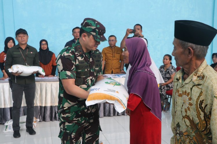 Dandim dan Bupati Tulungagung Salurkan 20 Kg Beras ke Warga Terdampak Inflasi