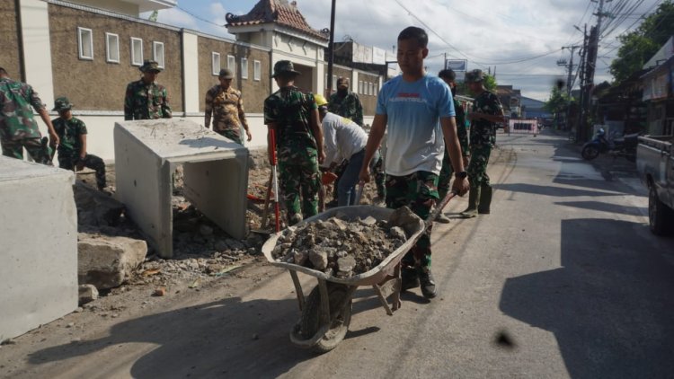 Angkong Jadi Andalan Satgas TMMD 125 Kodim Surakarta