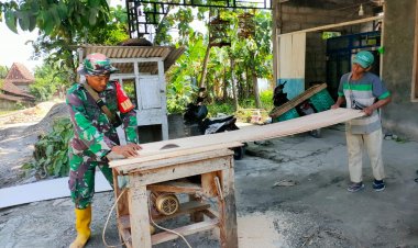 Babinsa Juwangi Komsos ke Perajin Pintu Kayu Boyolali