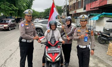 Satlantas Polresta Pekanbaru Bagikan Bendera Merah Putih Kepada Pengendara
