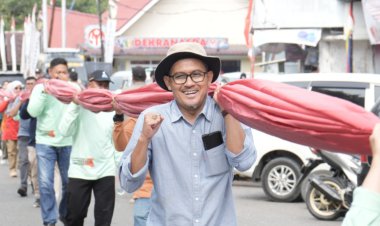 Bendera Merah Putih Sepanjang 2 Km Hiasi Arena Pacu Jalur Kuansing 2025