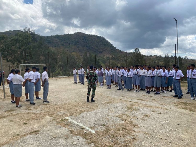 Satgas TNI Pos Naekake Seleksi Paskibraka di SMAN Mutis Sambut HUT RI ke-80