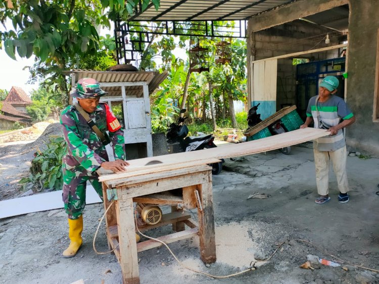 Babinsa Juwangi Komsos ke Perajin Pintu Kayu Boyolali