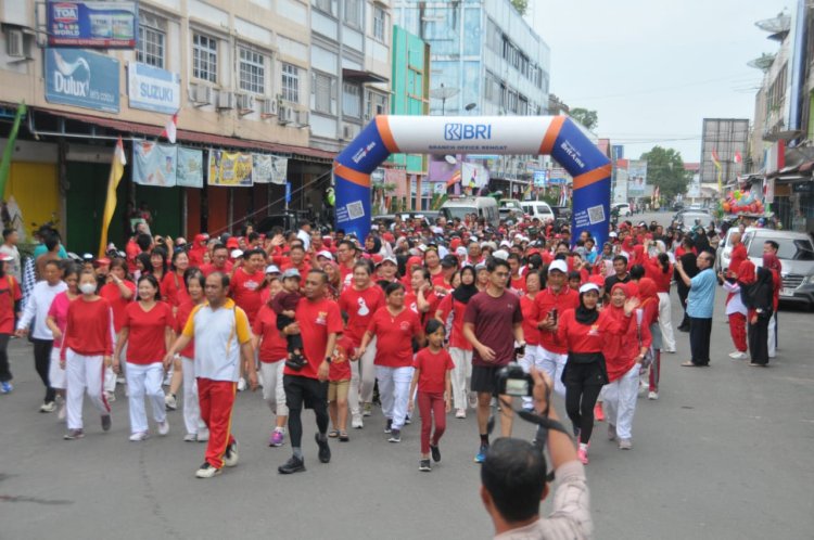 Lurah Pasar Rengat Meriahkan HUT RI ke-80, Bupati Inhu Lepas Jalan Santai
