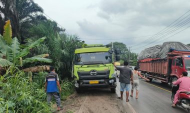Dua Truk Fuso Tabrakan di Jalintim Pelalawan, Lalu Lintas Macet Satu Jam