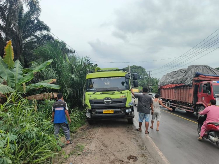 Dua Truk Fuso Tabrakan di Jalintim Pelalawan, Lalu Lintas Macet Satu Jam