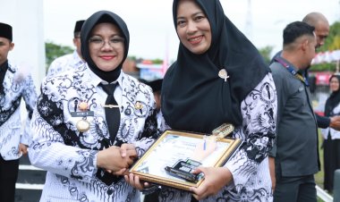 52 Guru Siak Berprestasi Terima Penghargaan, Bupati Afni Beri Apresiasi