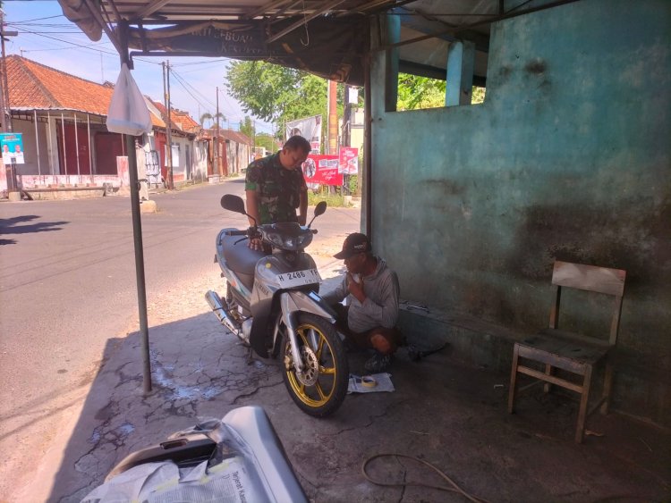 Babinsa Kemlayan Sambang Tukang Tambal Ban, Pererat TNI-Rakyat