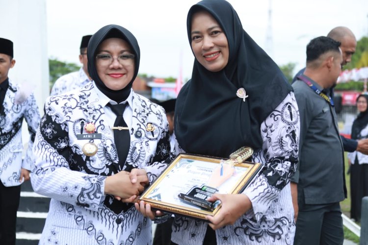 52 Guru Siak Berprestasi Terima Penghargaan, Bupati Afni Beri Apresiasi