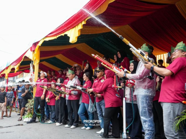 Ketua DPRD Meranti Ikut Basah-Basahan di Festival Perang Air Selatpanjang 2026