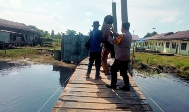 Polres Rohil Bangun Jembatan Akses SDN 025 Bagan Hulu